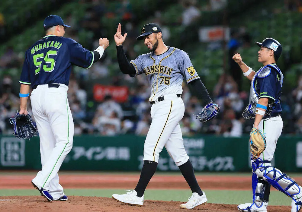 球宴も阪神・スアレスが締めた！　最速160キロでリーグ“セーブ王”の貫禄