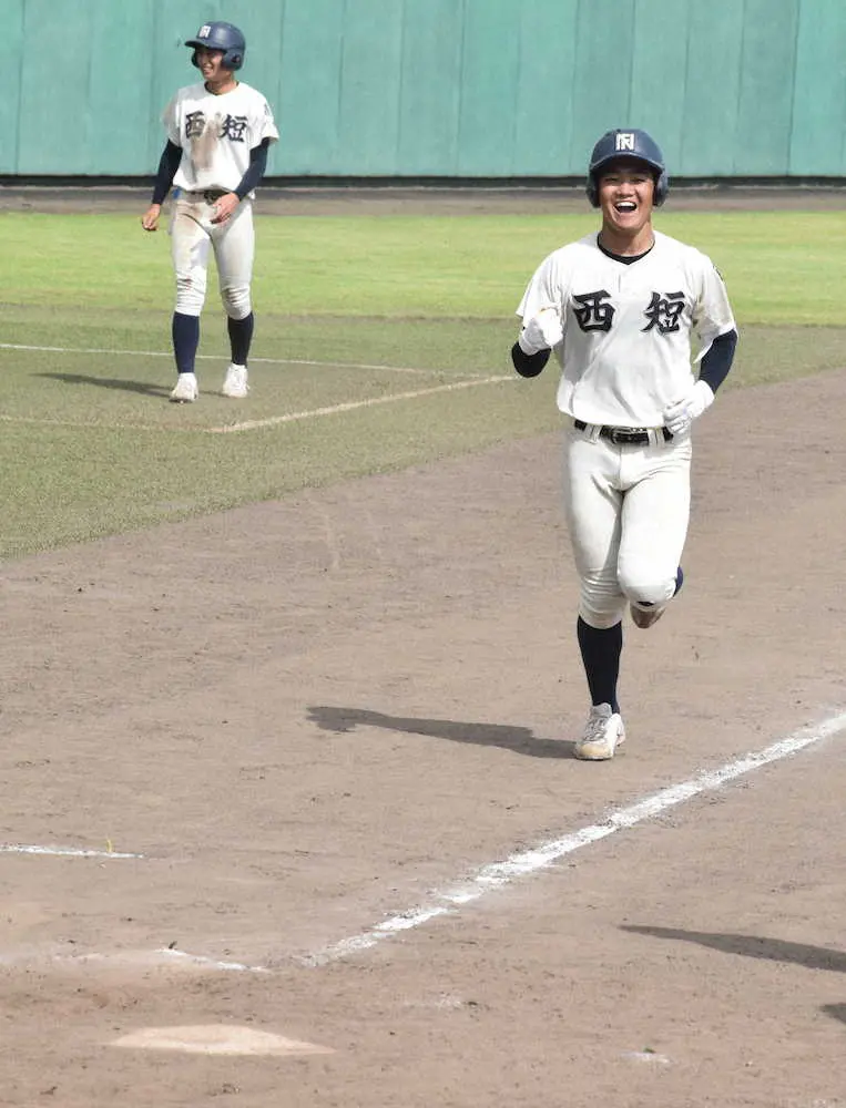 ＜西日本短大付・飯塚＞8回裏、中越え同点の3ラン本塁打を放ち、笑顔でホームインする林直
