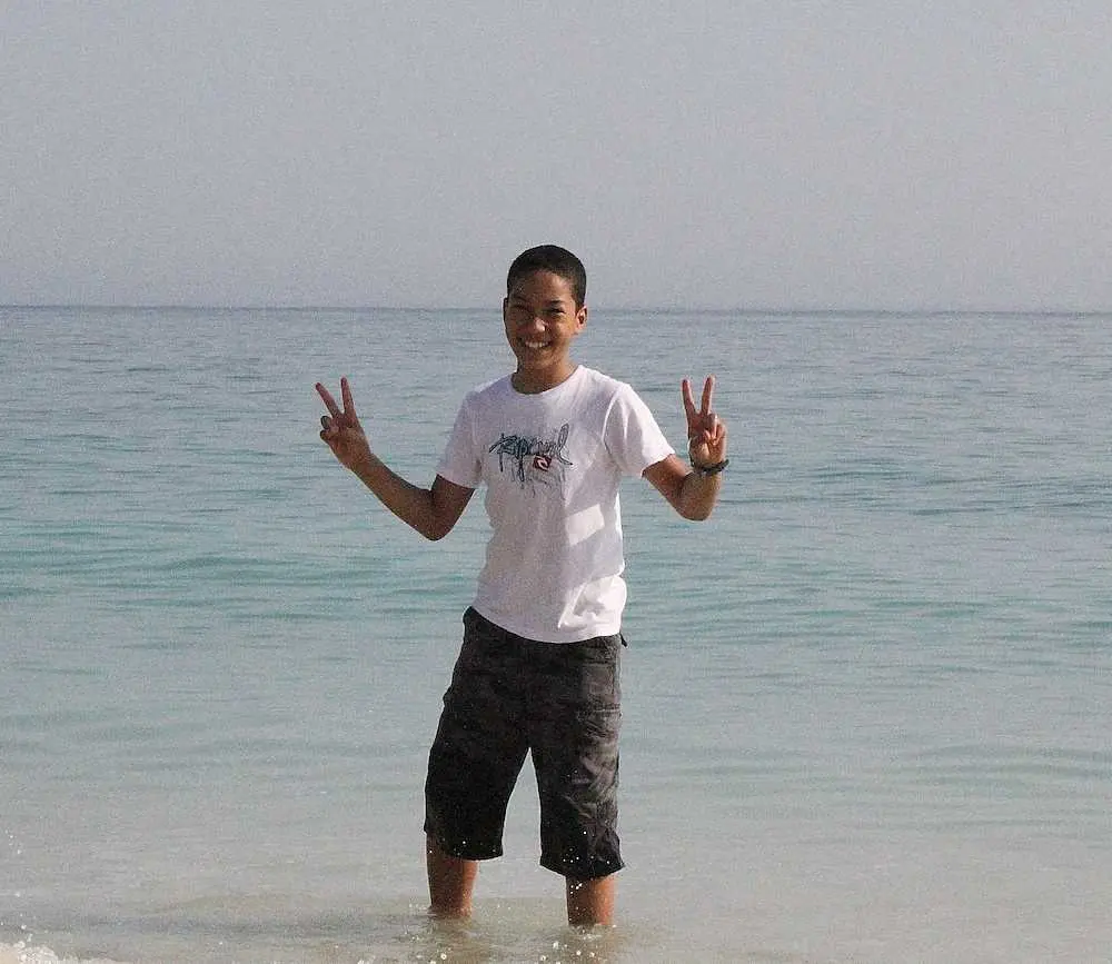 小学生時代のイサ・アルアダウィ選手。オマーン日本人学校でのキャンプで訪れたビーチで＝中村憲司さん提供＝