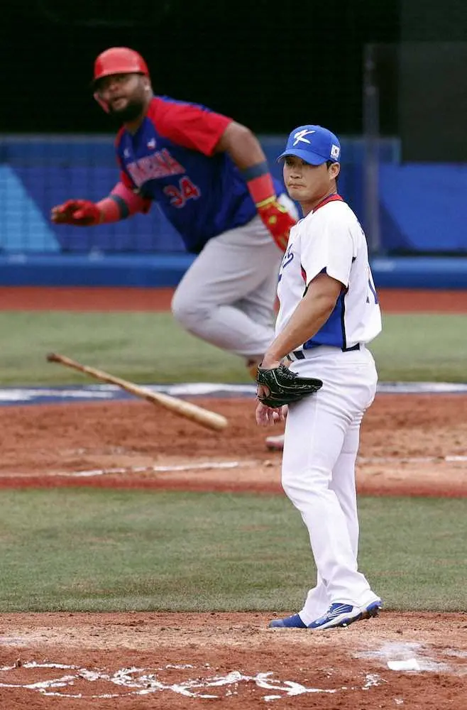 　韓国―ドミニカ共和国　8回、フランシスコ（左）に決勝の2点二塁打を許した韓国の呉昇桓