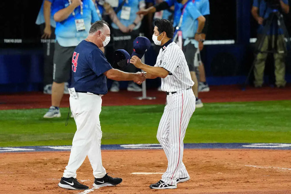 東京五輪野球に見た「異文化」　なぜ稲葉監督は四角をつくり、米・ソーシア監督は両耳を手で覆ったのか