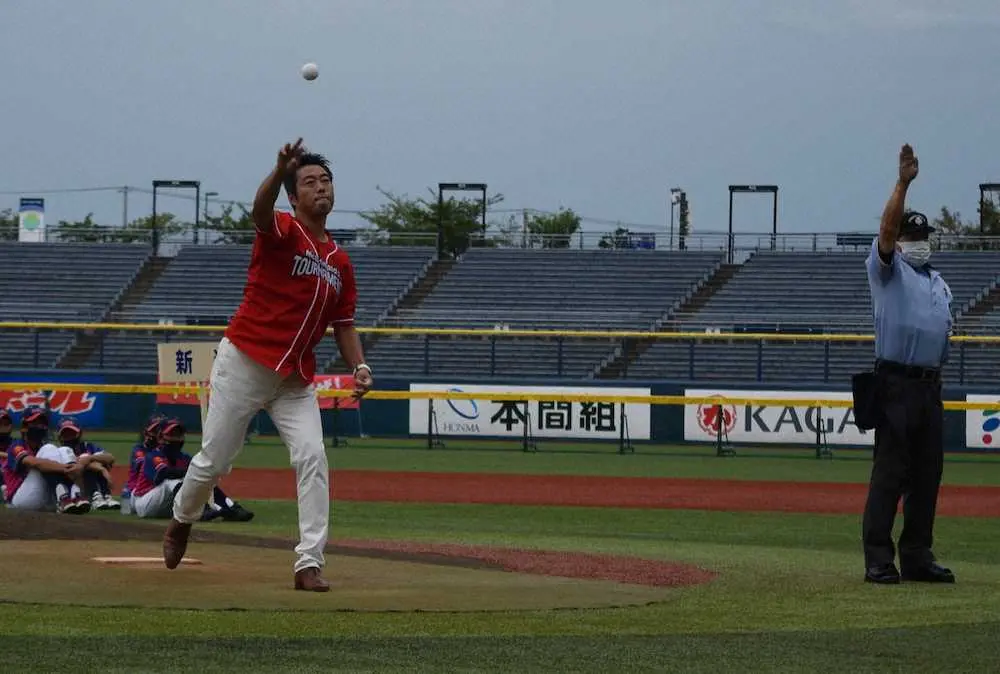 始球式に元メジャーリーガー上原浩治氏登場で球児興奮　全日本学童軟式野球