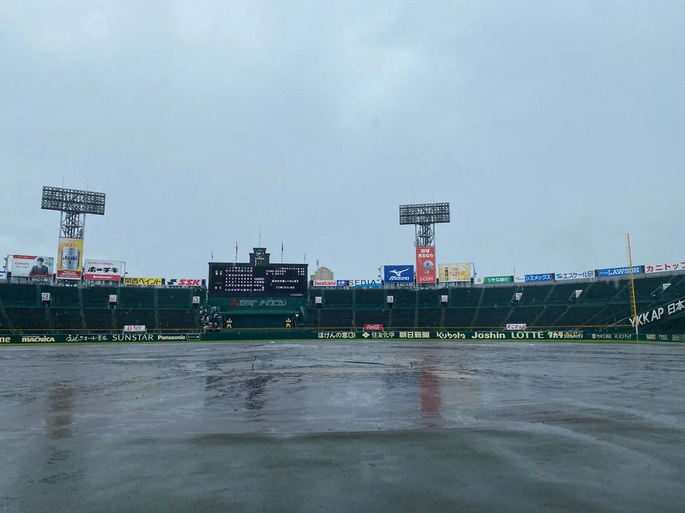 〈近江・日大東北〉雨のため試合が中断している甲子園球場（撮影・河野　光希）　