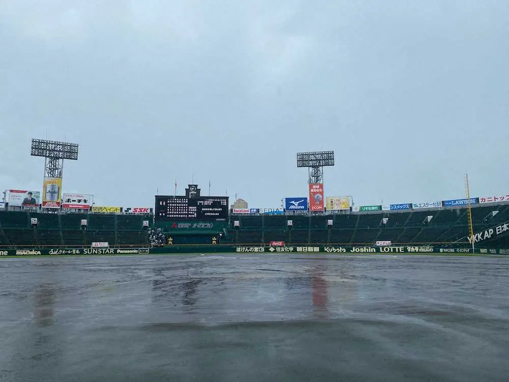 ＜近江・日大東北＞雨のため試合が中断している甲子園球場（撮影・河野　光希）