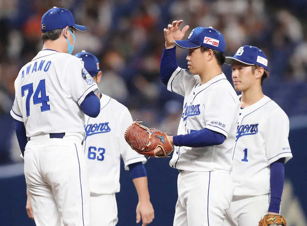 ＜中・巨＞6回、ピンチを招き、阿波野投手コーチ（左）から声を掛けられる柳（撮影・椎名　航）
