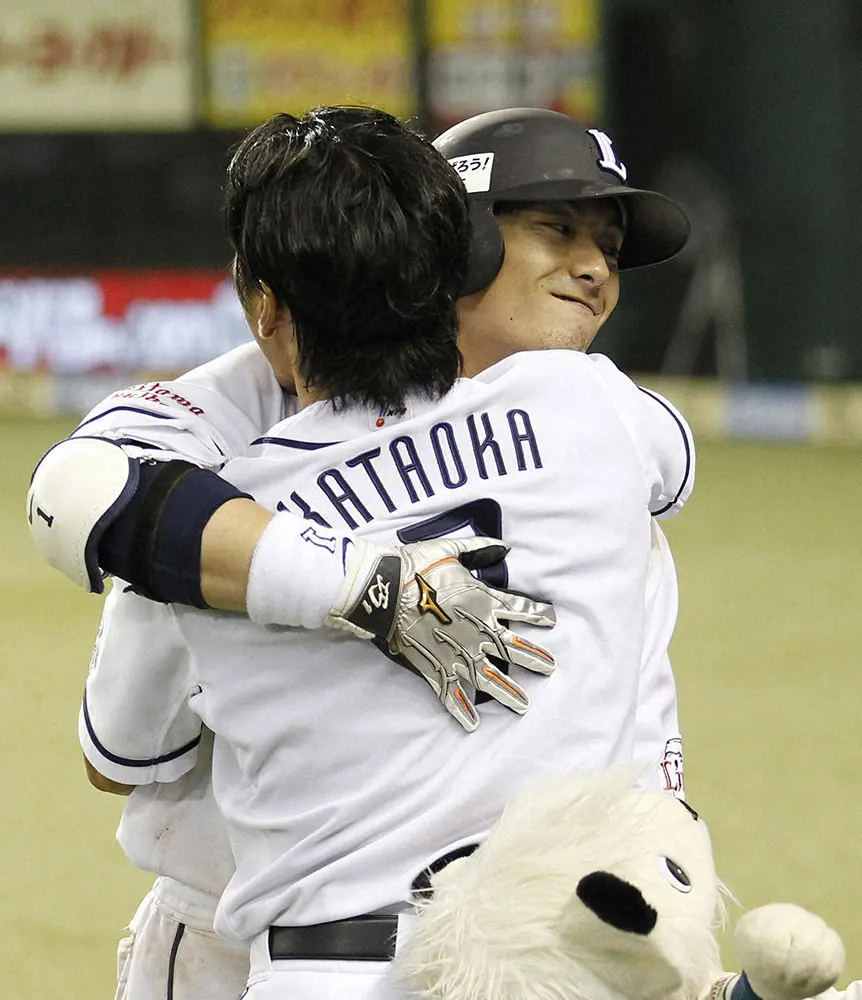 2013年10月2日のソフトバンク戦の8回、勝ち越し本塁打を放ち、片岡（手前）と抱き合う西武・栗山