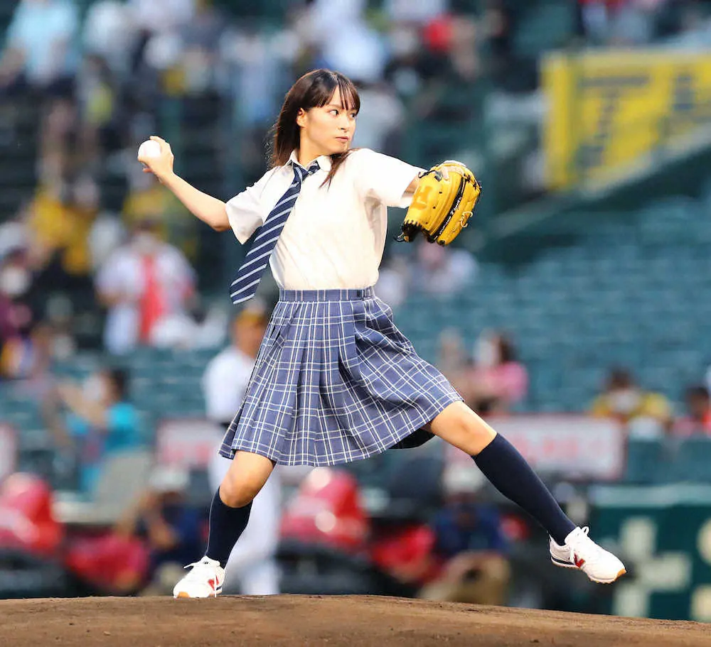 元野球部マネジャーの女優・関水渚が甲子園での始球式に感激　「甲子園来られてとてもうれしい」
