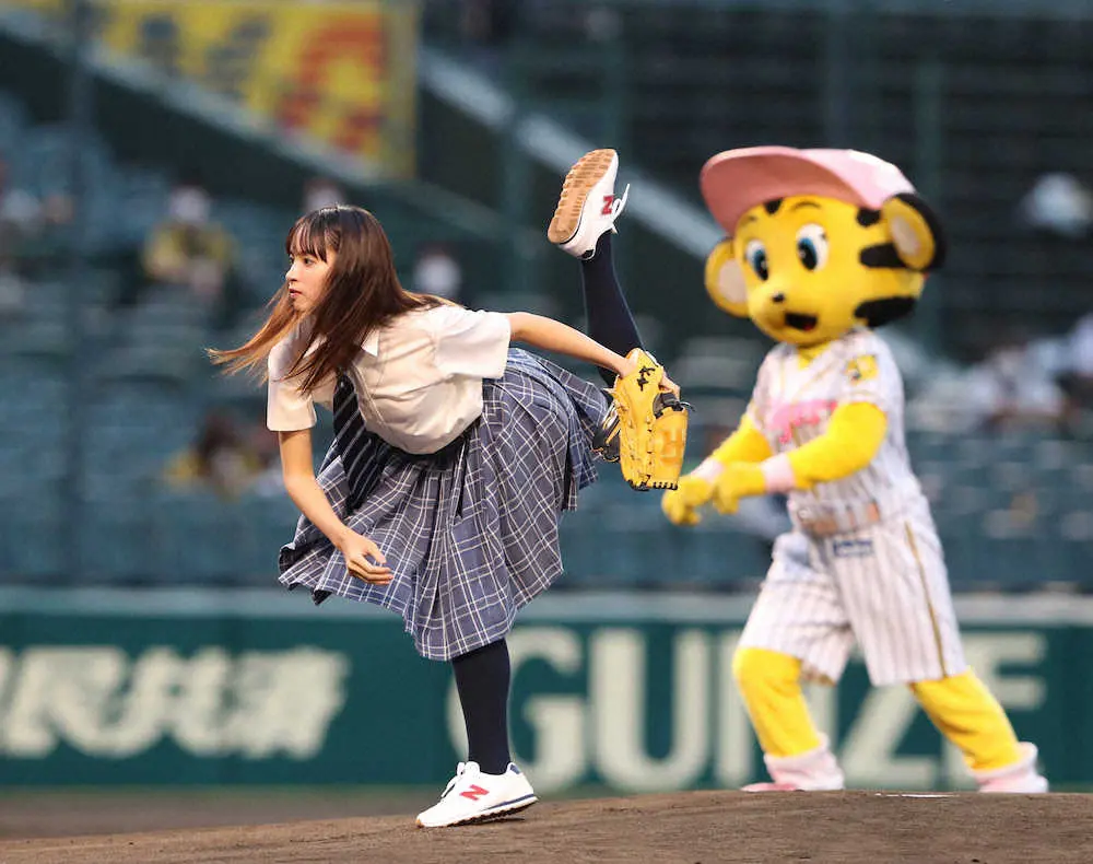 女優の関水渚　初の聖地マウンドでダイナミック始球式　元野球部マネジャーで「とてもうれしい」