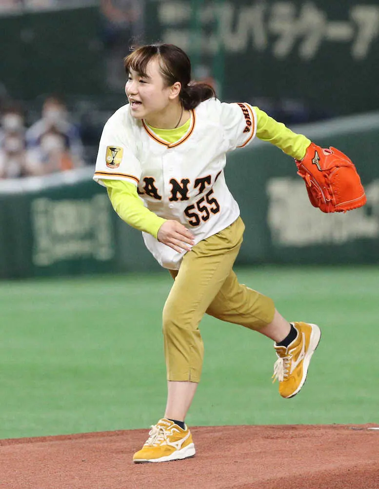 卓球・伊藤美誠が中日戦前の始球式に登場　ワンバン投球に「卓球の方が全然、楽」