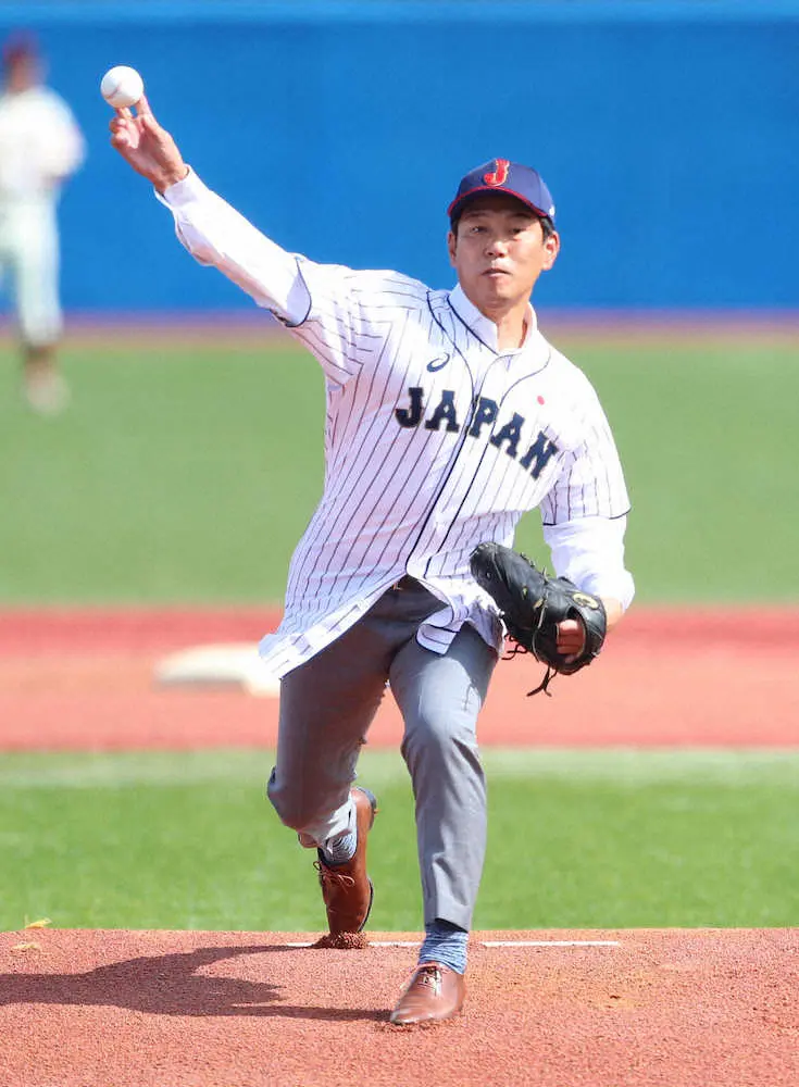 亜大OB井端氏「足が震えました」　東都大学野球開幕戦で始球式