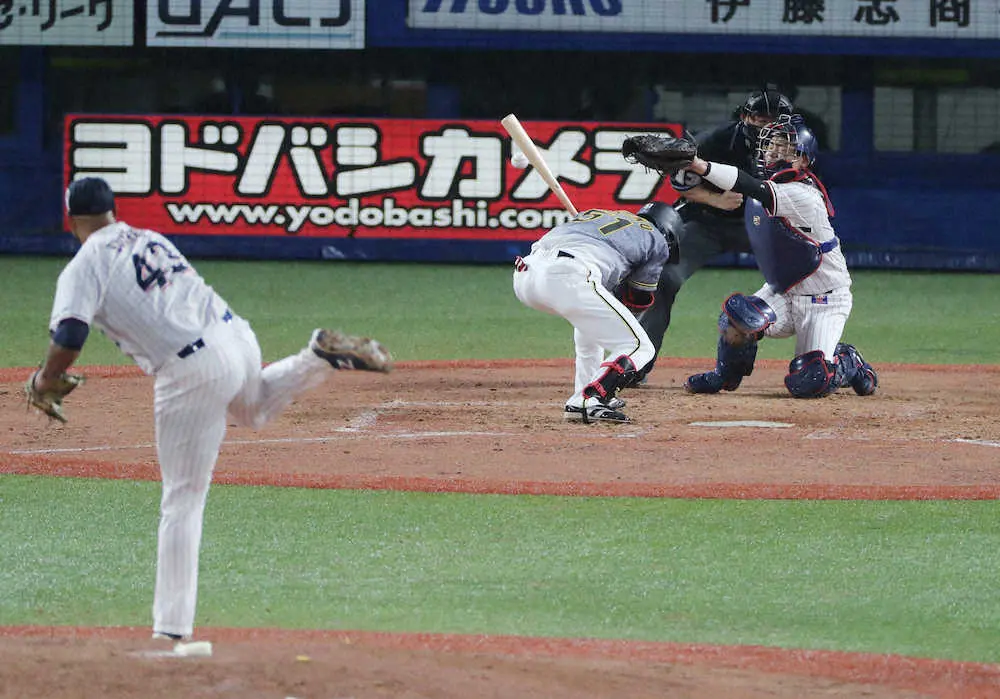 ヤクルト・スアレス　危険球退場…阪神・中野に後頭部直撃の死球　4回まで無失点投球も
