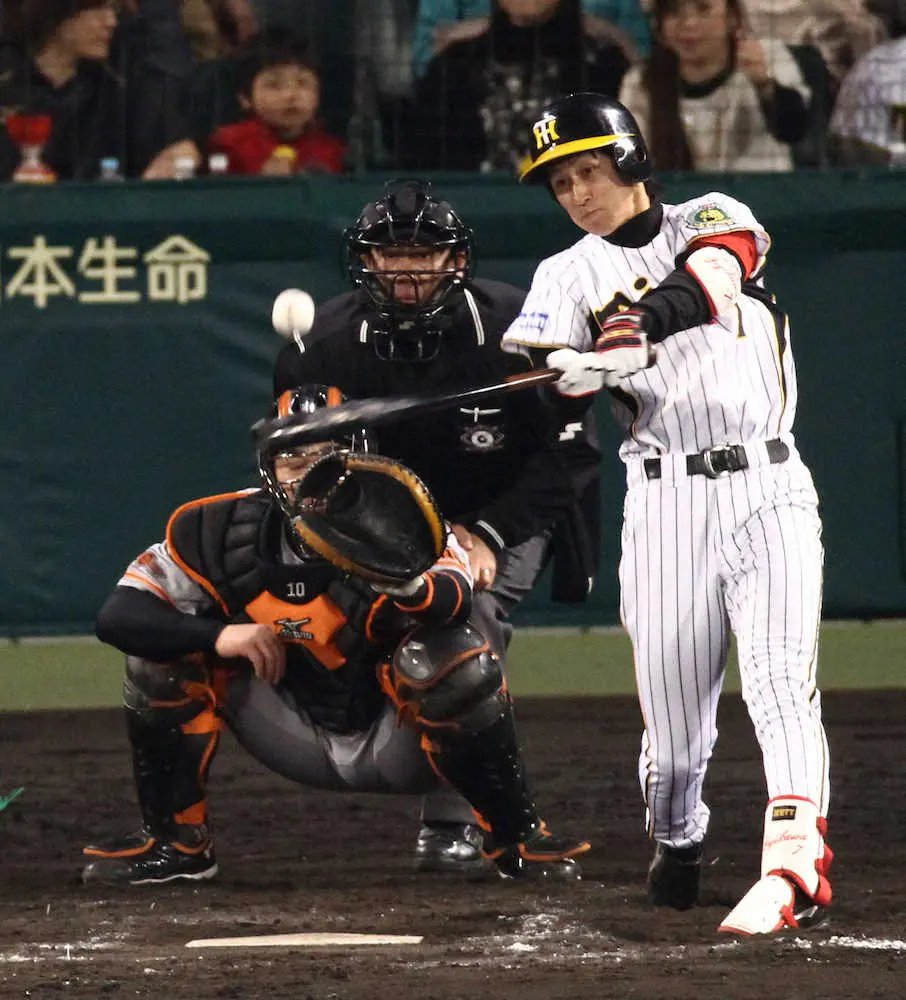 2010年5月2日の巨人戦で、プロ初安打となる左中間三塁打を放つ阪神・藤川俊介外野手（右）