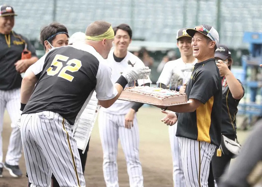 阪神・サンズ34歳誕生日でサプライズ　巨大ケーキ贈呈され「本当にうれしい」