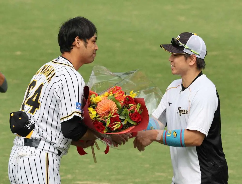 阪神　引退の桑原が甲子園に登場…ナインが出迎え「桑さん14年間お疲れ様でした」