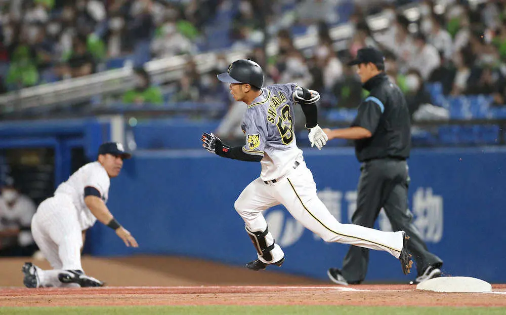 ＜ヤ・神22＞7回1死二塁、島田はベースに打球が当たる右翼線適時二塁打を放つ。一塁手オスナ（撮影・北條　貴史）