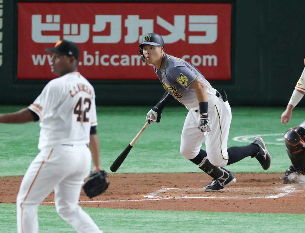 「古巣」の三塁で阪神・佐藤輝が躍動　2回に10打席ぶりとなる右前打　先制点へ導く