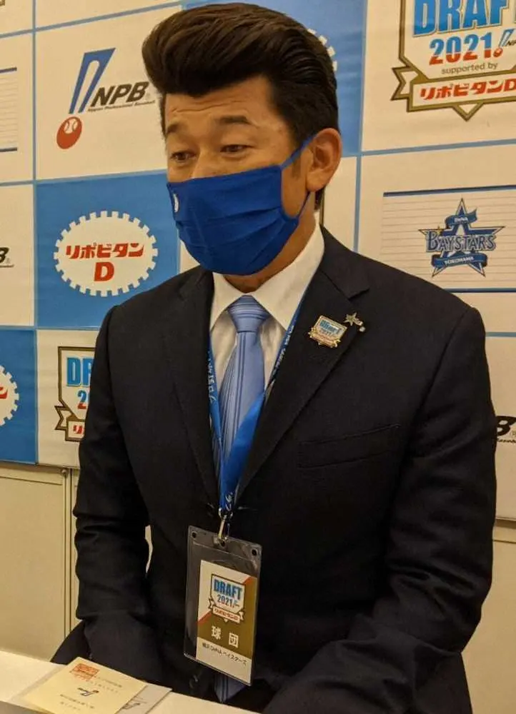 ドラフト会議で青ネクタイを締めるDeNA・三浦監督（球団提供）