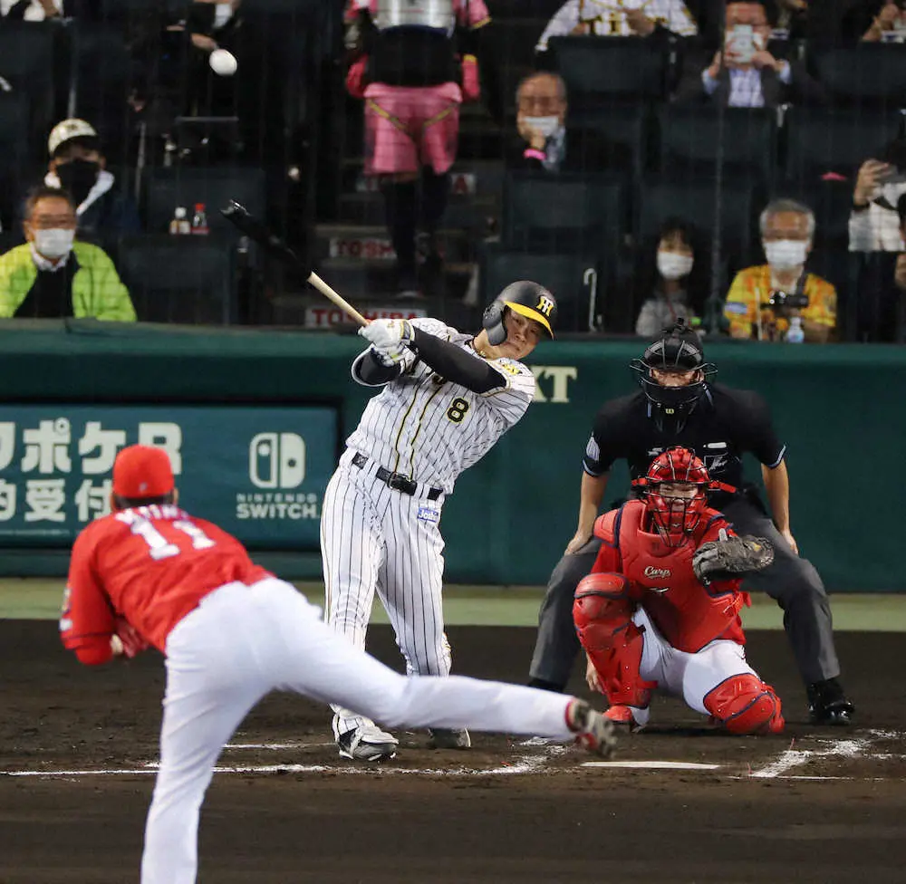 お待たせ!　阪神・佐藤輝が2カ月ぶりの長打となる二塁打　坂本の犠飛で先制点のホーム踏む