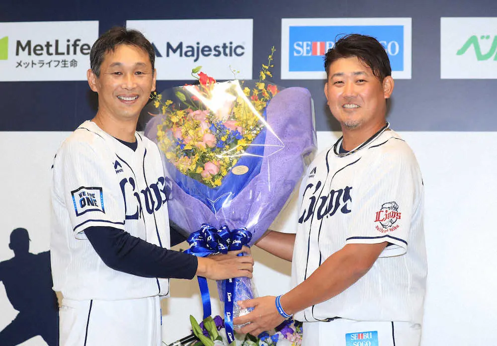 西口コーチ（左）から花束を受け取り笑顔を見せる松坂（撮影・尾崎　有希）