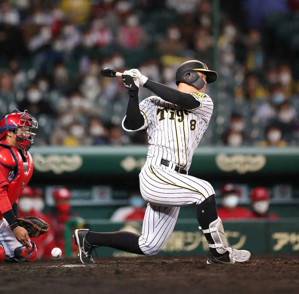 代打で出場した阪神・佐藤輝がシーズン規定打席クリア　中野と新人2人での到達は球団史上初の快挙