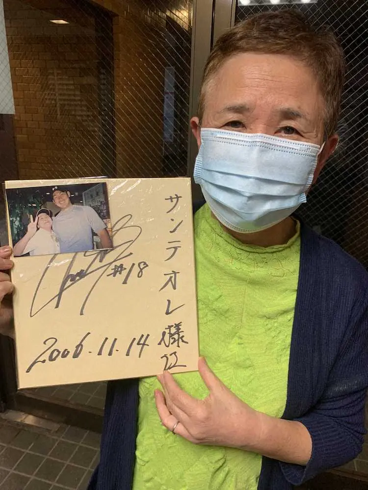 渡米前の松坂大輔が店に報告に来た際のサインを手にする大塚幸子さん（撮影：飯尾史彦）