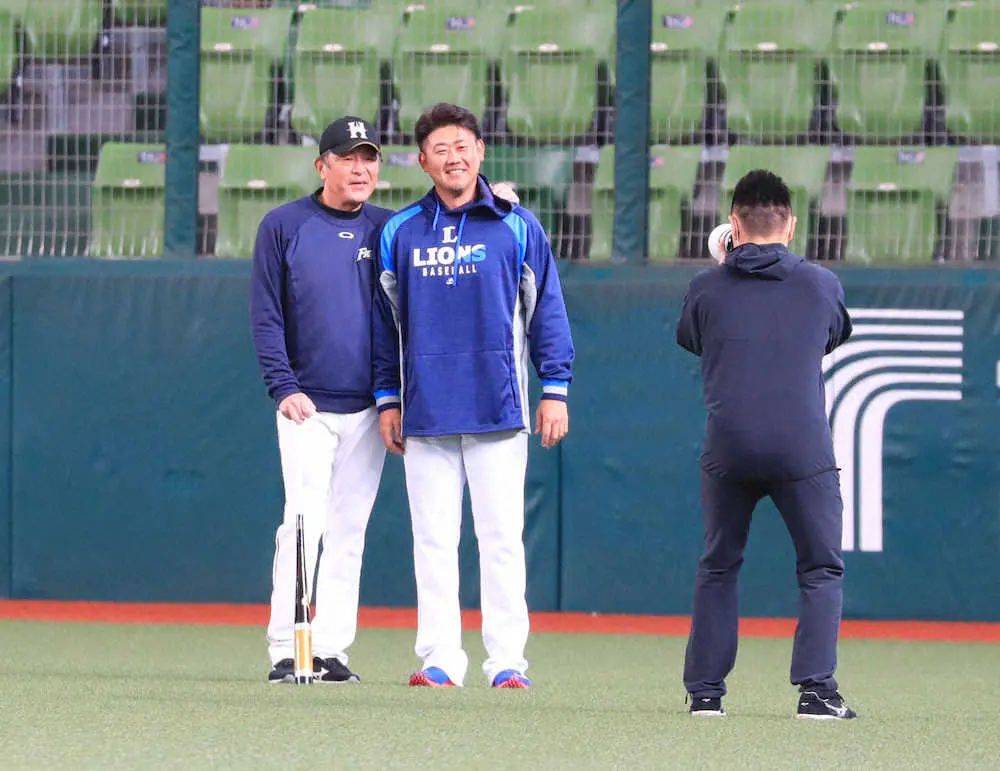 試合前、笑顔で日本ハム・荒木コーチとの「W大輔」記念撮影に応じる松坂（撮影・白鳥　佳樹）