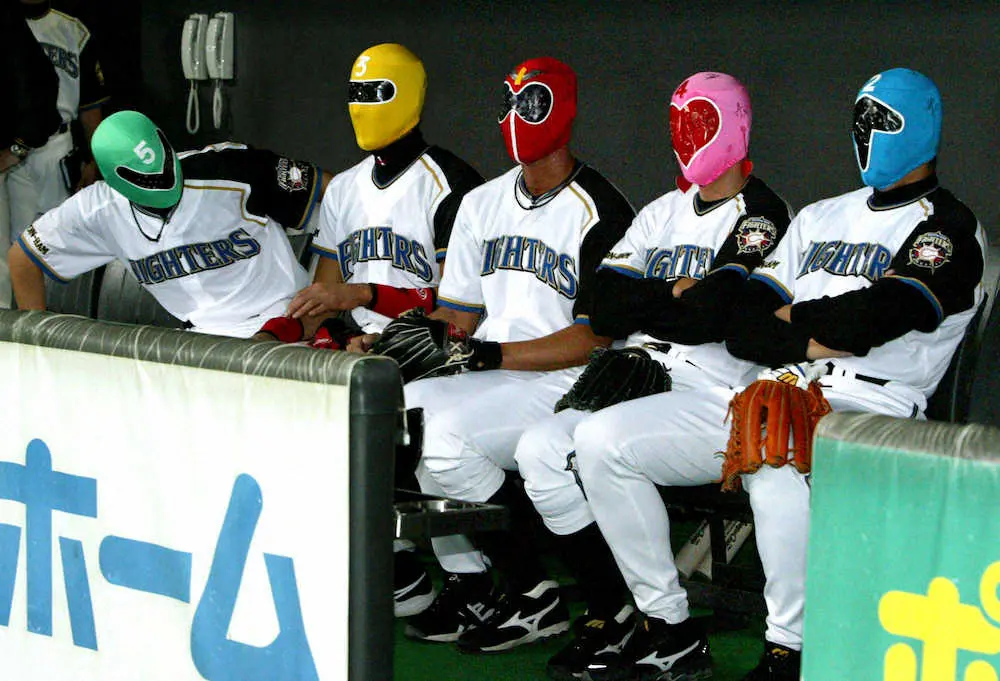 試合前、ゴレンジャーのマスクをかぶり、ベンチで待機する日ハムの（左から）坪井智哉外野手、新庄剛志（SHINJO）外野手、森本稀哲外野手、石本努外野手、島田一輝外野手