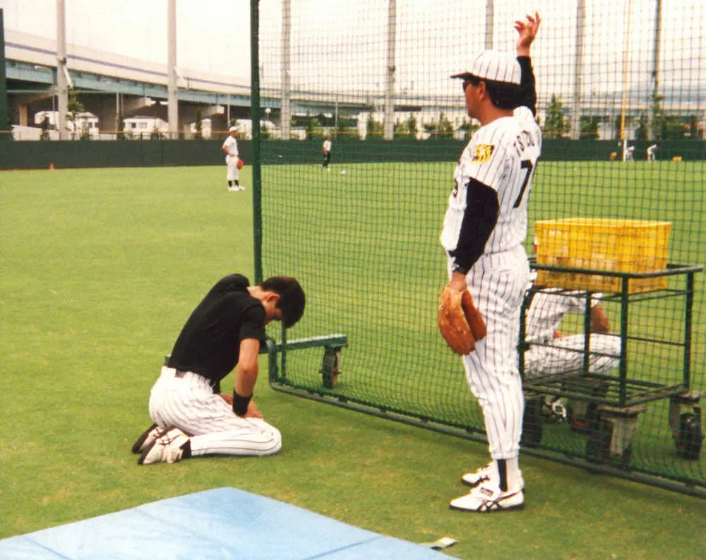 藤田平監督（右）の就任前日、練習に遅刻し1時間の正座の厳罰を受けた阪神の新庄剛志外野手
