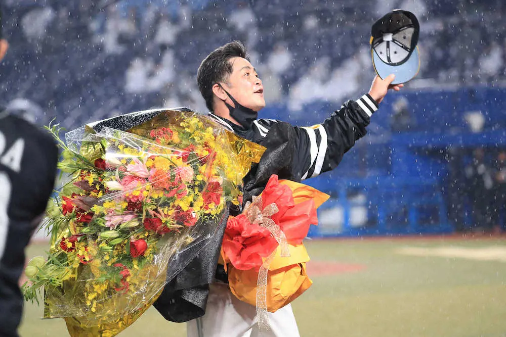 25日のロッテ戦後、渡された巨大な花束を手に帽子を振るソフトバンク・工藤監督（撮影・篠原岳夫）