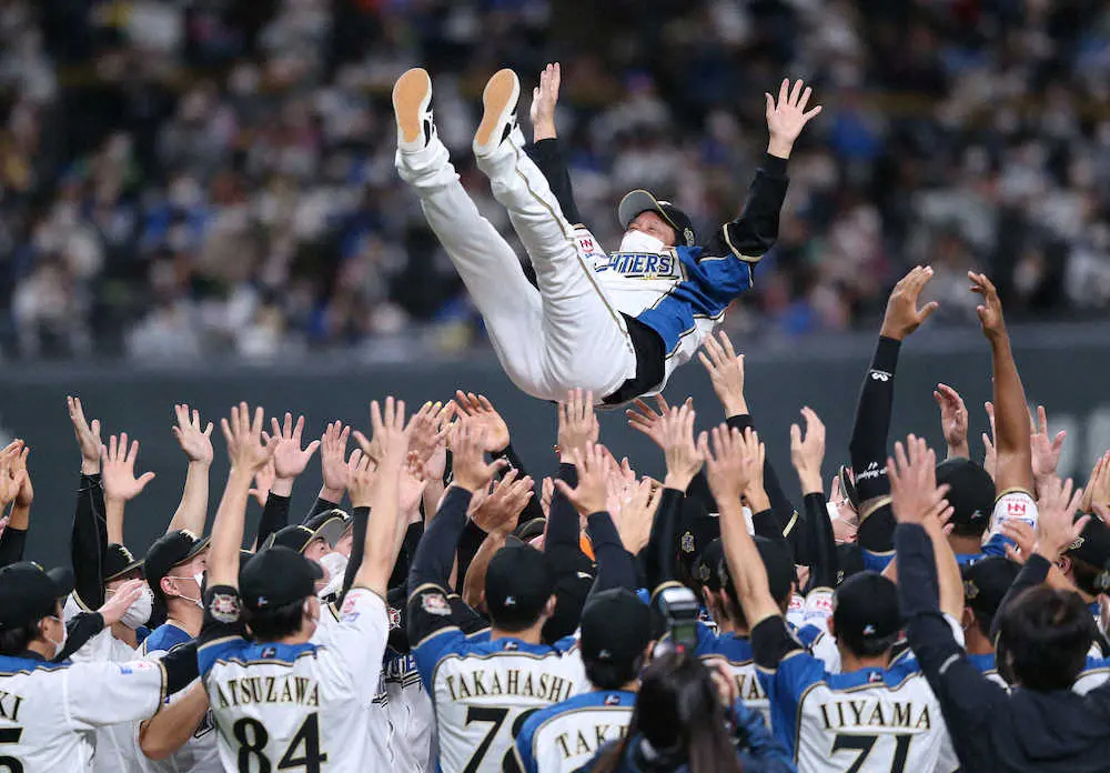 日本ハム・栗山監督10度舞い　本拠ラスト采配で劇的勝利　「誇りを持ってユニホームを脱げる」