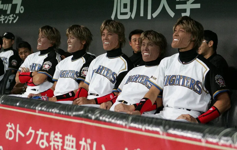 05年、ベンチで新庄マスクをかぶる（左から）石本努、新庄剛志（SHINJO）、稲葉篤紀、小谷野栄一、森本稀哲