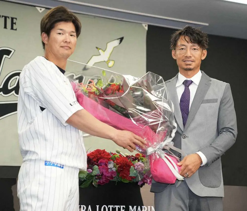 ロッテ中村奨、鳥谷引退会見で花束贈呈　日本一目指せのエールに「気が引き締まった」