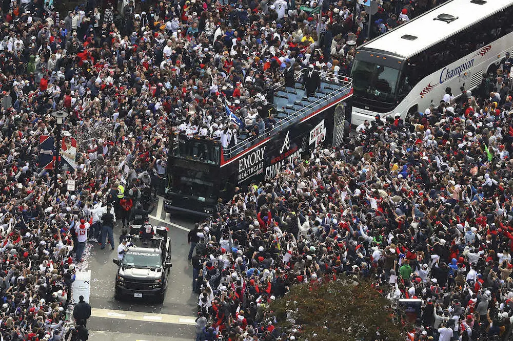 世界一ブレーブスがアトランタでパレード　40万人祝福にナイン感慨深げ