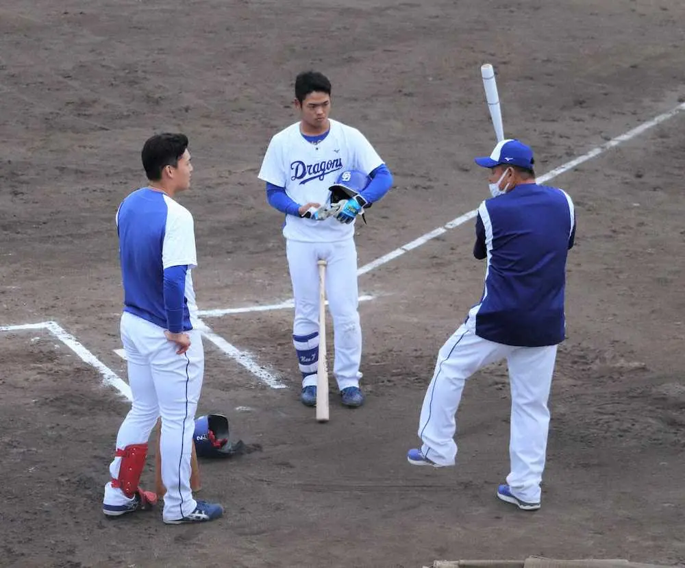 秋季キャンプで中村紀打撃コーチ（右）から指導を受ける中日・根尾（中）と石川昂