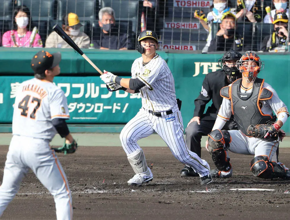 阪神・佐藤輝、でかした　2回に左中間へ先制適時二塁打　プロ初の「8番」起用がズバリ