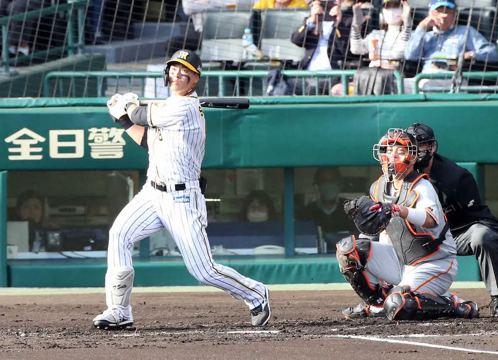 ＜神・巨＞2回無死二塁、阪神・佐藤輝は左中間に先制適時二塁打を放つ（撮影・北條　貴史）