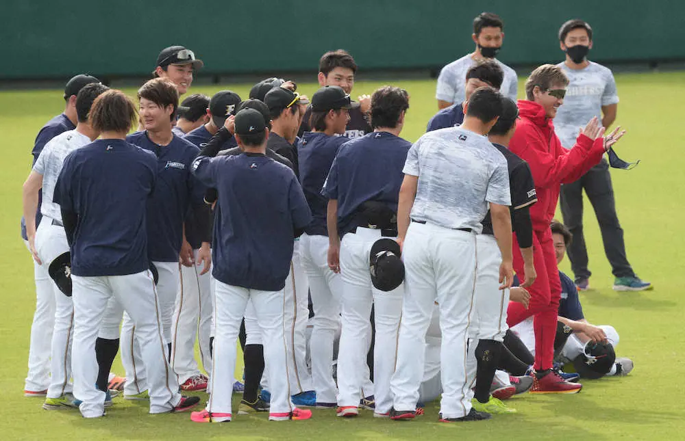 日本ハム新庄ビッグボス初視察でナインと記念撮影「プロ野球のキャンプで初めて見る光景ですね！」