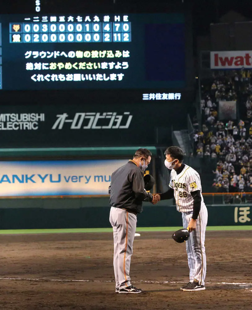 【内田雅也の追球】握手した巨人・原、阪神・矢野両監督の会話を想像する　わかり合えた両者
