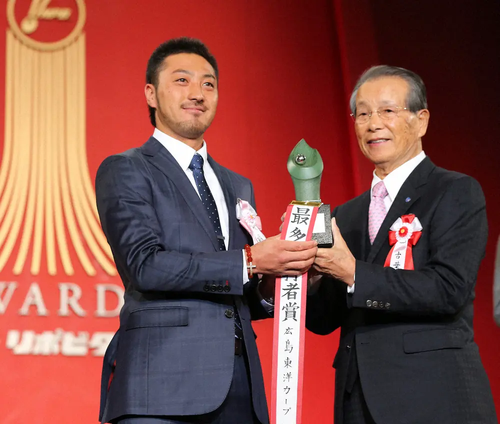 2016年、NPB AWARDSでプレゼンターを務めた古葉竹識氏。最多安打者賞を広島の菊池涼介に授与