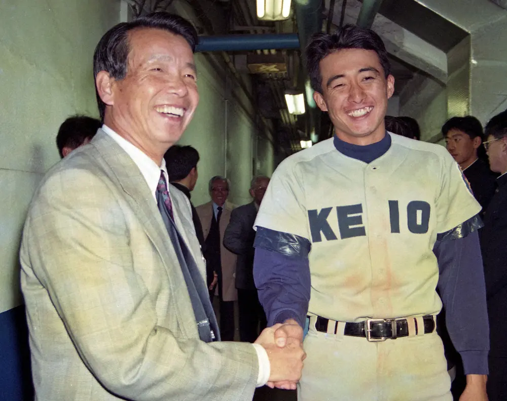 1992年、早慶戦終了後、息子で慶大の古葉隆明とガッチリ握手する古葉竹識氏