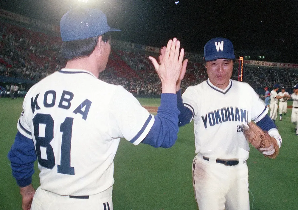 1988年、満塁弾を放った田代富雄をタッチで出迎える古葉監督