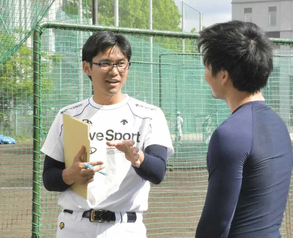 京大野球部で指導する元プロ野球投手の近田怜王さん（左）