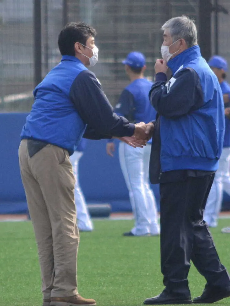 視察初日に三原球団代表（左）と握手するDeNA・小谷コーチングアドバイザー