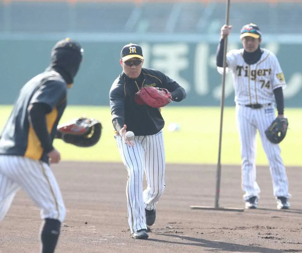 阪神・大山が一塁で早出特守　秋季練習では三塁や左翼を精力的にこなす