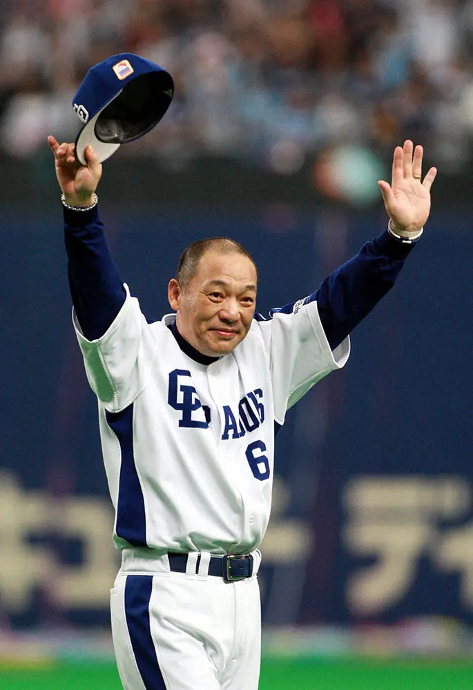 07年、53年ぶりに日本一に輝き、涙を浮かべながらファンの声援に応える中日・落合博満監督