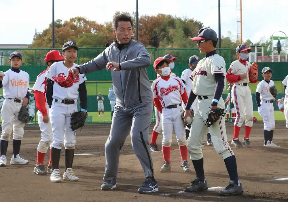 元メジャーリーガーの上原浩治氏が堺市のイベントで野球少年を指導「まず野球を楽しんでほしい」