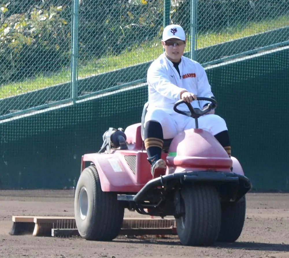 ジャイアンツ球場のサブグラウンドを整備する巨人・岡本和