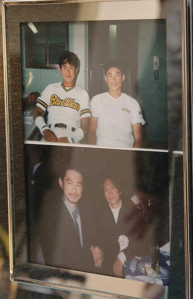 イチロー氏（上の写真は右、下の写真は左）と記念撮影におさまるDJ　KIMURAこと木村芳生氏の写真