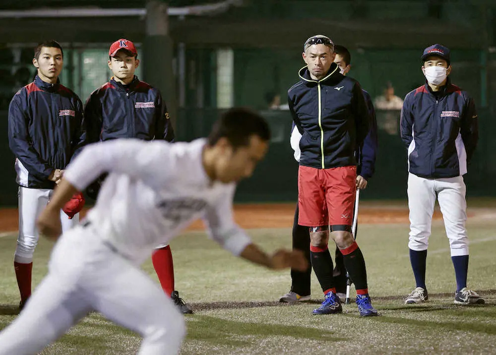 国学院久我山高の選手の指導に訪れ、走塁練習を見るイチロー氏（奥右から2人目）