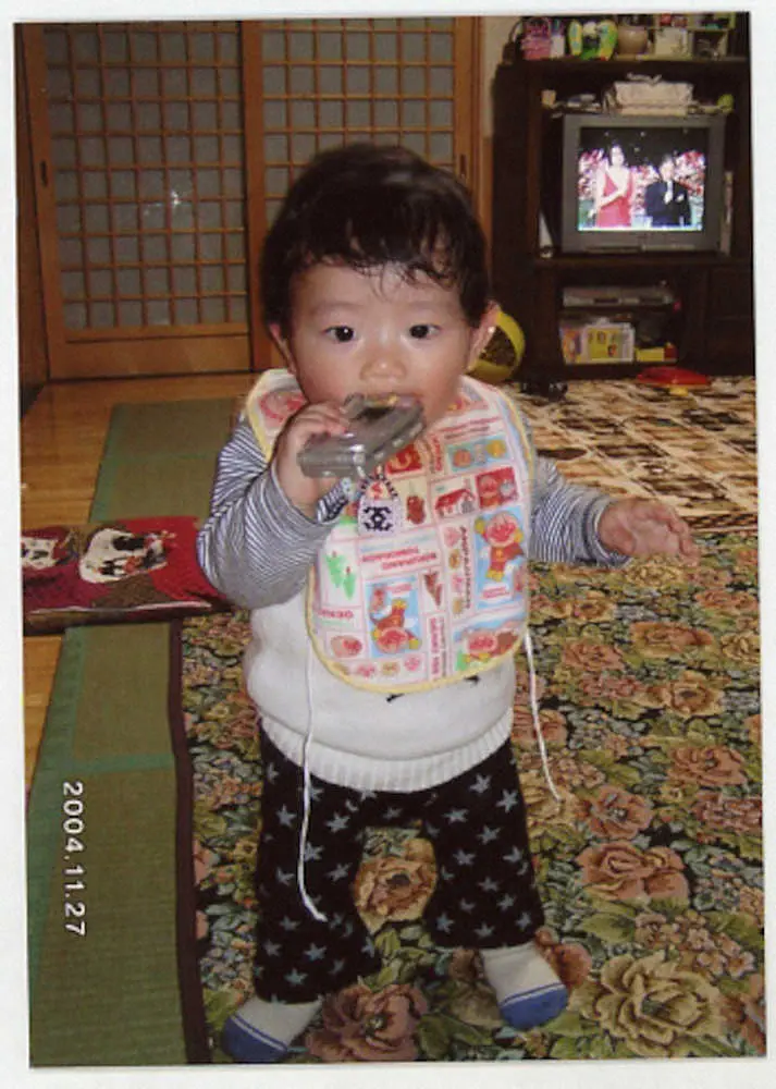 生後10ヶ月ですでに歩き回っていた中川隼斗（家族提供）